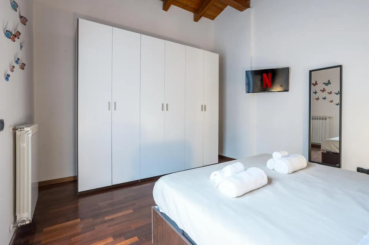 Apartamento 10' From Malpensa Shuttle, Netflix & Wi-Fi Casorate Sempione 0*,  Italia