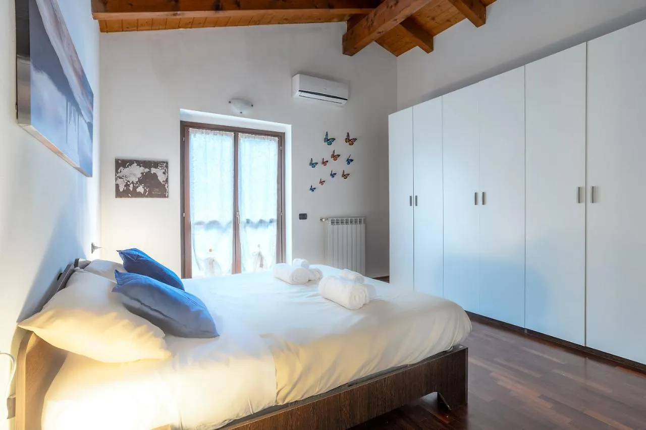 10' From Malpensa Shuttle, Netflix & Wi-Fi Apartment Casorate Sempione Italy