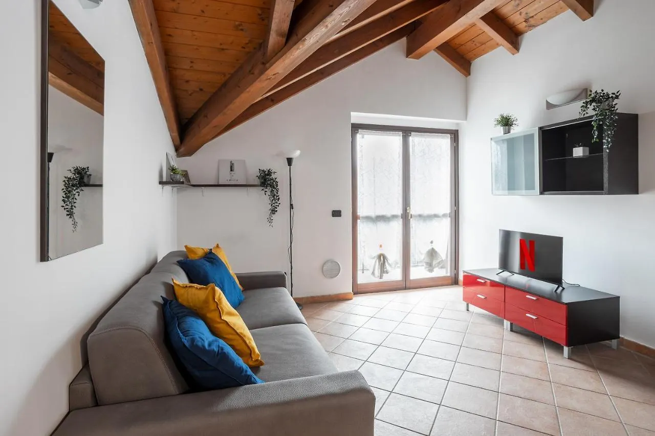 10' From Malpensa Shuttle, Netflix & Wi-Fi Apartment Casorate Sempione Italy